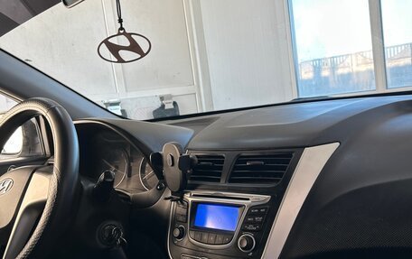 Hyundai Solaris II рестайлинг, 2011 год, 650 000 рублей, 7 фотография