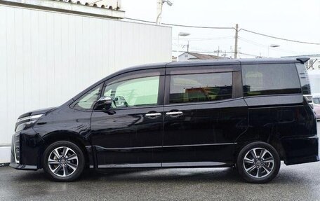 Toyota Voxy III, 2020 год, 2 054 000 рублей, 2 фотография