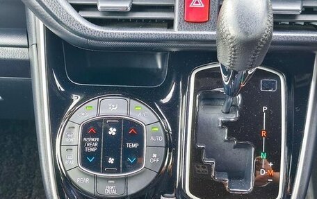 Toyota Voxy III, 2020 год, 2 054 000 рублей, 12 фотография