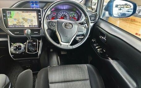 Toyota Voxy III, 2020 год, 2 054 000 рублей, 8 фотография