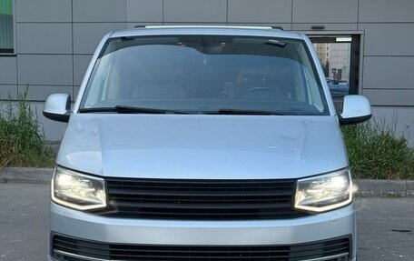 Volkswagen Multivan T6 рестайлинг, 2015 год, 2 700 000 рублей, 1 фотография