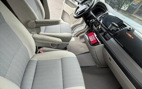 Volkswagen Multivan T6 рестайлинг, 2015 год, 2 700 000 рублей, 10 фотография