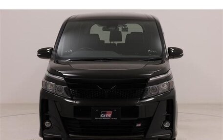 Toyota Voxy III, 2020 год, 2 350 000 рублей, 2 фотография