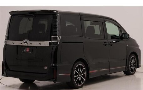 Toyota Voxy III, 2020 год, 2 350 000 рублей, 7 фотография