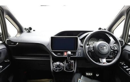 Toyota Voxy III, 2020 год, 2 350 000 рублей, 10 фотография