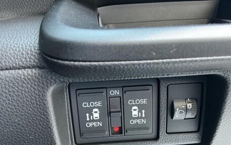 Honda Stepwgn, 2023 год, 2 520 000 рублей, 21 фотография