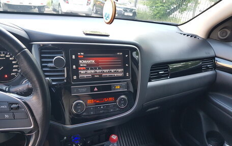 Mitsubishi Outlander III рестайлинг 3, 2019 год, 2 100 000 рублей, 8 фотография
