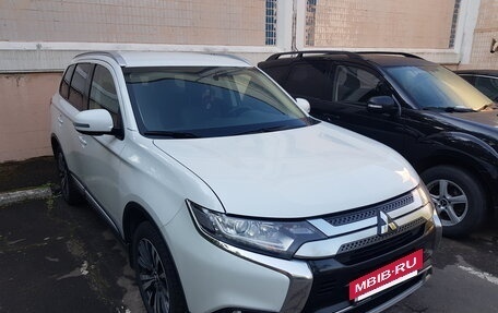 Mitsubishi Outlander III рестайлинг 3, 2019 год, 2 100 000 рублей, 2 фотография