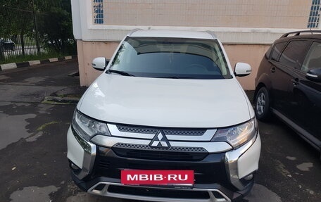 Mitsubishi Outlander III рестайлинг 3, 2019 год, 2 100 000 рублей, 3 фотография