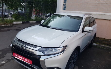 Mitsubishi Outlander III рестайлинг 3, 2019 год, 2 100 000 рублей, 4 фотография