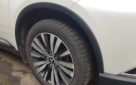 Mitsubishi Outlander III рестайлинг 3, 2019 год, 2 100 000 рублей, 14 фотография