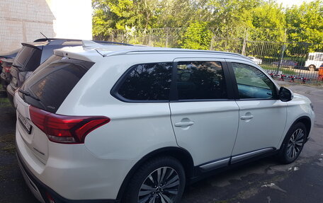 Mitsubishi Outlander III рестайлинг 3, 2019 год, 2 100 000 рублей, 13 фотография
