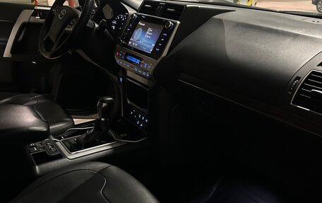 Toyota Land Cruiser Prado 150 рестайлинг 2, 2018 год, 5 000 000 рублей, 10 фотография