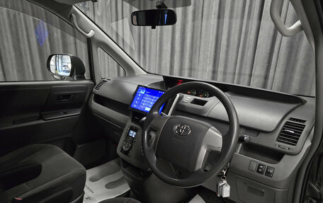 Toyota Voxy II, 2009 год, 1 420 000 рублей, 11 фотография
