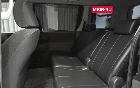 Toyota Voxy II, 2009 год, 1 420 000 рублей, 17 фотография