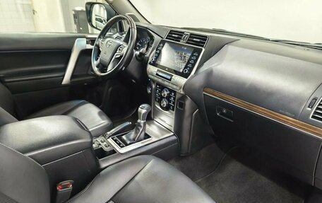 Toyota Land Cruiser Prado 150 рестайлинг 2, 2021 год, 5 890 000 рублей, 10 фотография