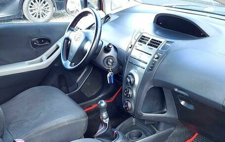 Toyota Yaris III рестайлинг, 2010 год, 449 000 рублей, 13 фотография
