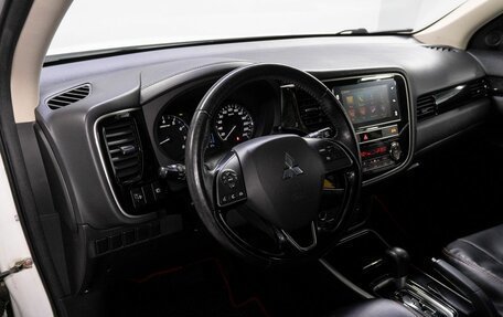 Mitsubishi Outlander III рестайлинг 3, 2019 год, 2 650 000 рублей, 10 фотография