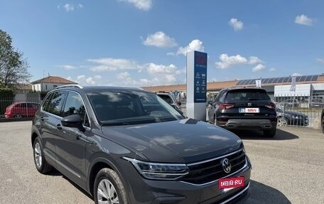 Volkswagen Tiguan, 2023 год, 2 811 000 рублей, 2 фотография