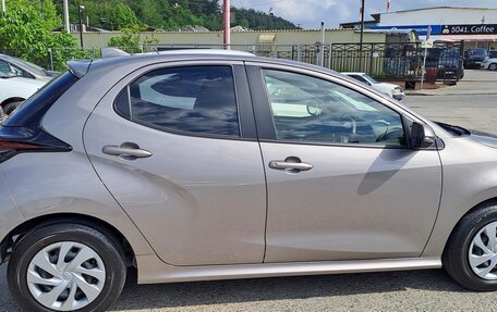 Toyota Yaris, 2021 год, 1 550 000 рублей, 2 фотография