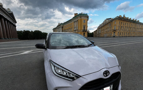 Toyota Yaris, 2021 год, 1 750 000 рублей, 2 фотография