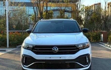 Volkswagen T-Roc I, 2024 год, 1 900 000 рублей, 2 фотография
