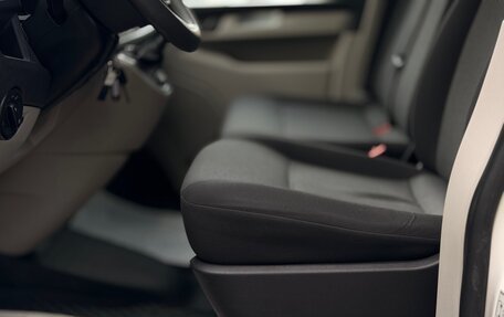 Volkswagen Transporter T6 рестайлинг, 2017 год, 1 975 000 рублей, 13 фотография