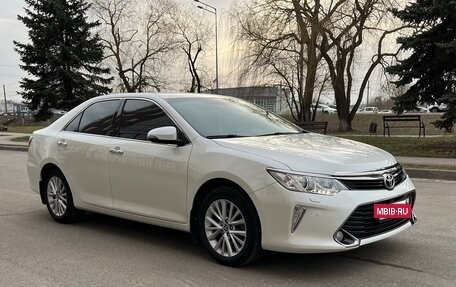 Toyota Camry, 2017 год, 2 300 000 рублей, 4 фотография