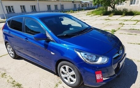 Hyundai Solaris II рестайлинг, 2011 год, 710 000 рублей, 2 фотография