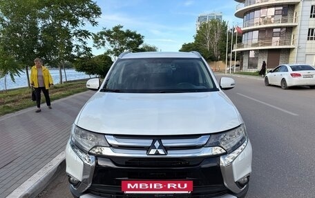 Mitsubishi Outlander III рестайлинг 3, 2016 год, 1 850 000 рублей, 5 фотография