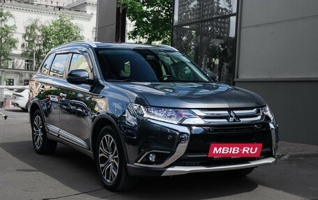 Mitsubishi Outlander III рестайлинг 3, 2018 год, 2 800 000 рублей, 4 фотография