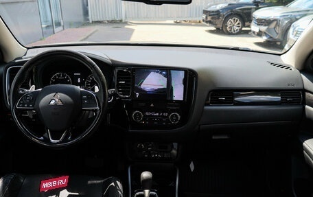 Mitsubishi Outlander III рестайлинг 3, 2018 год, 2 800 000 рублей, 10 фотография