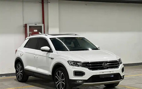 Volkswagen T-Roc I, 2023 год, 1 840 000 рублей, 2 фотография