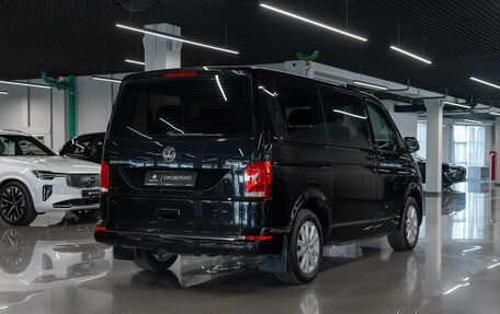 Volkswagen Caravelle T6 рестайлинг, 2021 год, 3 990 000 рублей, 4 фотография