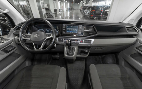 Volkswagen Caravelle T6 рестайлинг, 2021 год, 3 990 000 рублей, 8 фотография