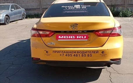 Toyota Camry, 2021 год, 1 700 000 рублей, 4 фотография