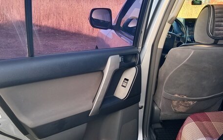 Toyota Land Cruiser Prado 150 рестайлинг 2, 2010 год, 3 000 000 рублей, 11 фотография