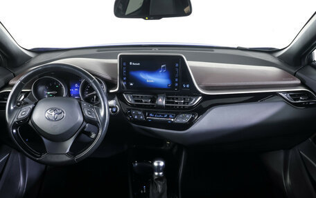 Toyota C-HR I рестайлинг, 2018 год, 2 590 000 рублей, 13 фотография