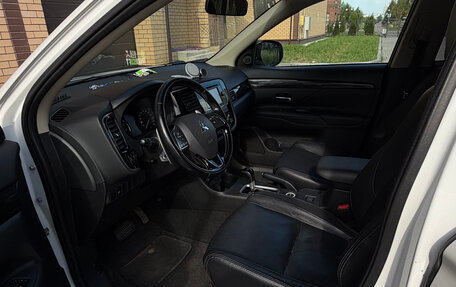 Mitsubishi Outlander III рестайлинг 3, 2015 год, 1 695 000 рублей, 2 фотография