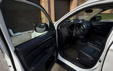Mitsubishi Outlander III рестайлинг 3, 2015 год, 1 695 000 рублей, 25 фотография