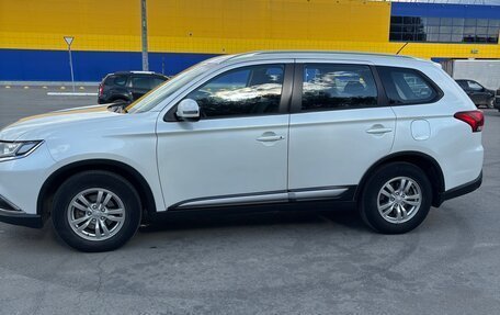 Mitsubishi Outlander III рестайлинг 3, 2015 год, 1 795 000 рублей, 10 фотография