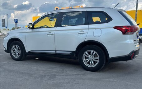 Mitsubishi Outlander III рестайлинг 3, 2015 год, 1 795 000 рублей, 12 фотография