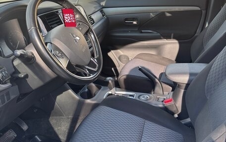 Mitsubishi Outlander III рестайлинг 3, 2015 год, 1 795 000 рублей, 25 фотография