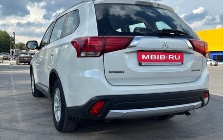 Mitsubishi Outlander III рестайлинг 3, 2015 год, 1 795 000 рублей, 15 фотография