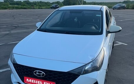 Hyundai Solaris II рестайлинг, 2021 год, 985 000 рублей, 1 фотография