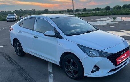 Hyundai Solaris II рестайлинг, 2021 год, 985 000 рублей, 2 фотография