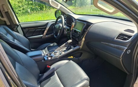 Mitsubishi Pajero Sport III рестайлинг, 2019 год, 4 000 000 рублей, 9 фотография