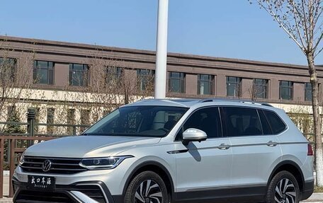 Volkswagen Tiguan II, 2023 год, 2 370 000 рублей, 1 фотография