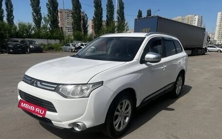 Mitsubishi Outlander III рестайлинг 3, 2013 год, 1 250 000 рублей, 3 фотография
