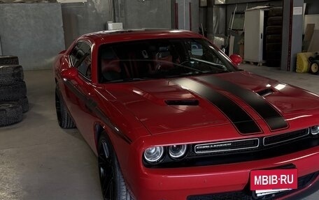 Dodge Challenger III рестайлинг 2, 2016 год, 5 500 000 рублей, 2 фотография